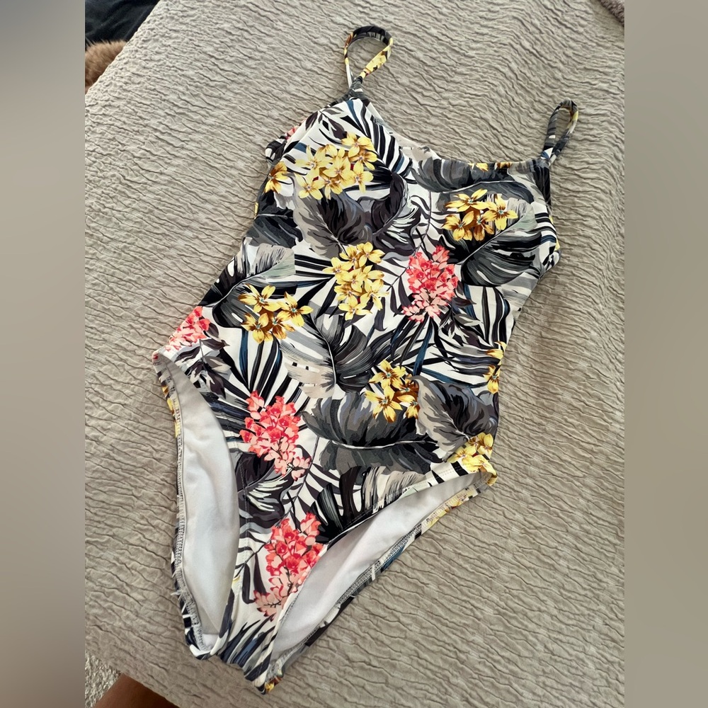 Women’s Hurley One Piece Medium swim suit. Tropical floral. Never worn